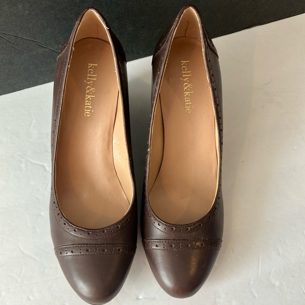 Kelly & Katie preowned brown leather wedges.